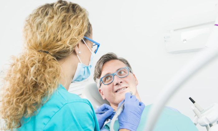dr leticia rodriguez et un client a la clinique de barcelone