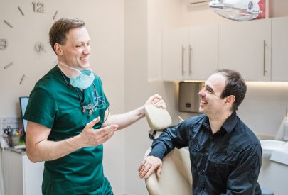 dr mercz et un patient en consultation