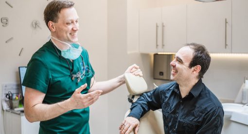 dr mercz et un patient en consultation