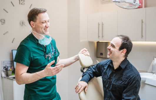 dr mercz et un patient en consultation