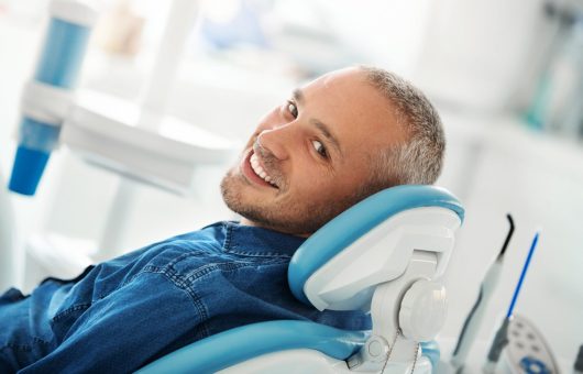 patient souriant pour un soin dentaire
