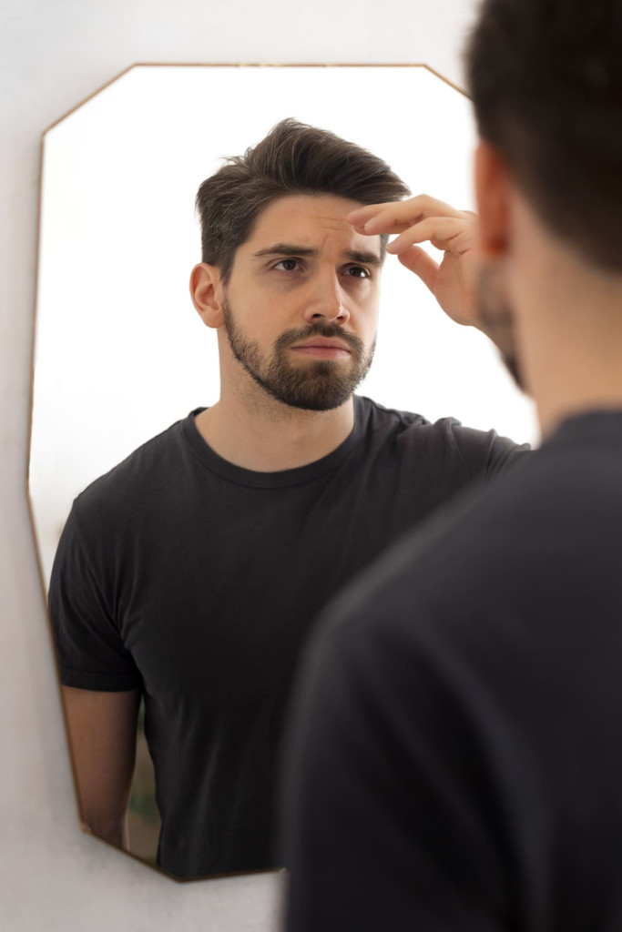 homme prenant soin de ses cheveux
