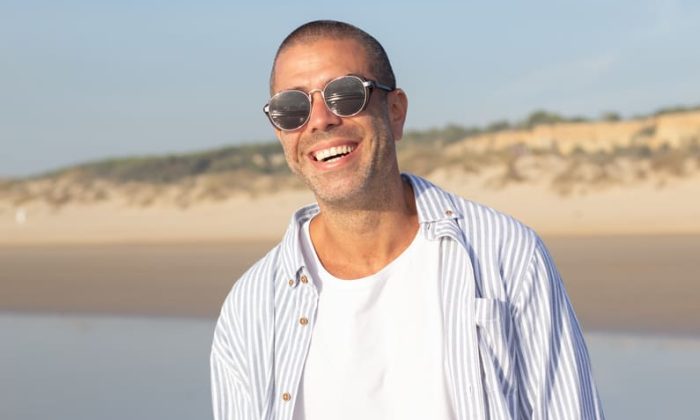 Modèle homme au soleil