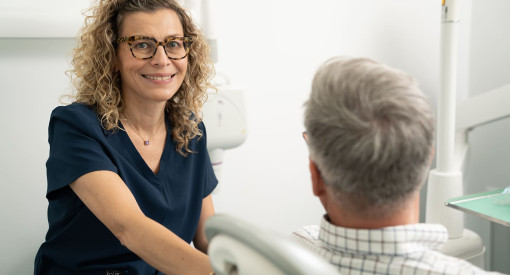 dr leticia rodriguez avec un patient dentaire
