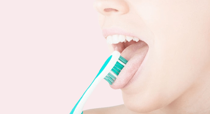 femme qui se brosse la langue