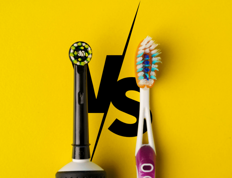 Comparaison entre une brosse à dents électrique et une brosse à dents manuelle sur fond jaune avec un 'VS' en arrière-plan.