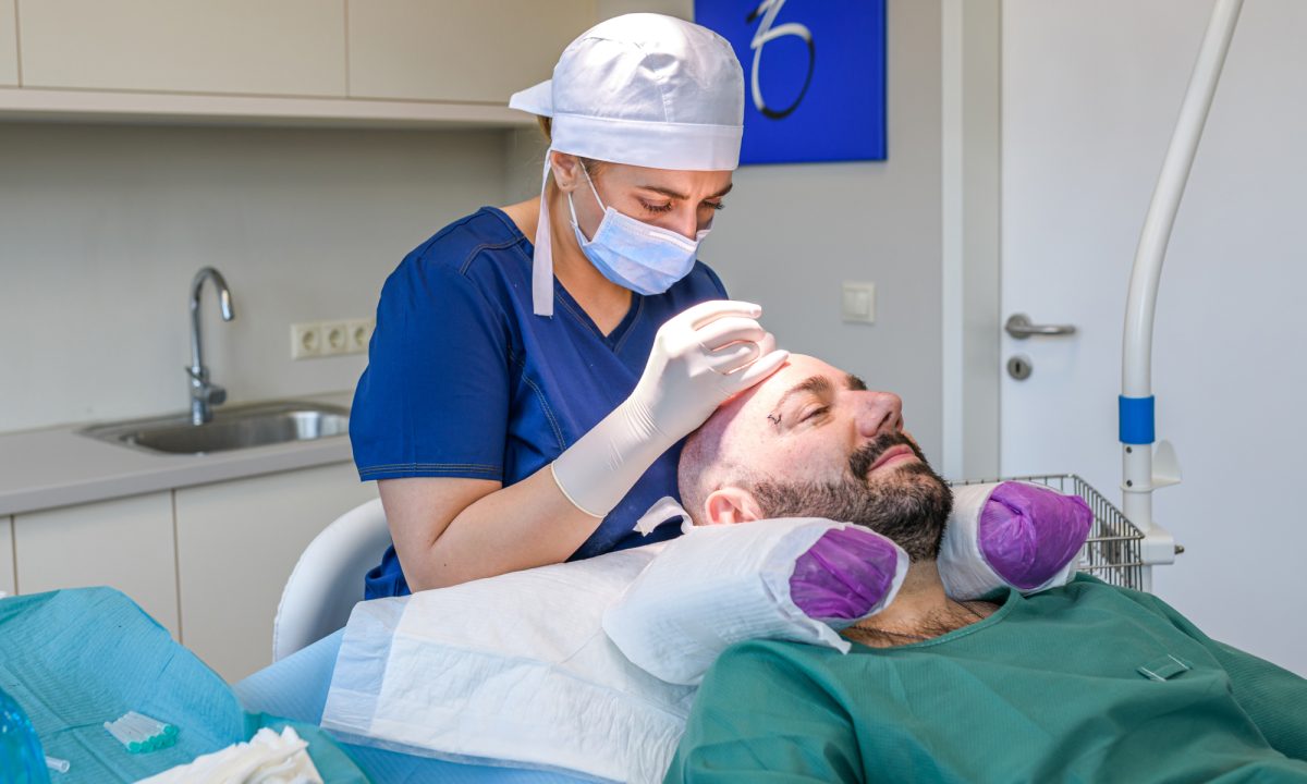 opération d'une greffe de cheveux en clinique