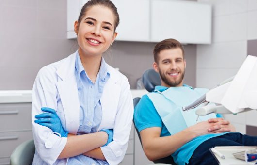 dentiste et son patient atteint de parodontite, qui souhaite savoir à quel stade est la maladie