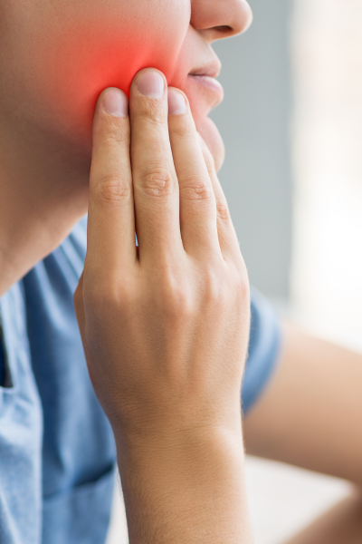 personne qui souffre des dents à cause d'une parodontite moderée