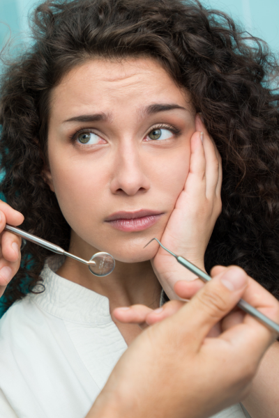 femme chez le dentiste qui a besoin de guerir sa parodontite en progression rapide