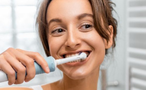 femme qui se brosse les dents