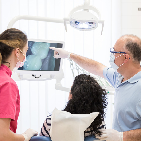 Dentistes de la clinique dentaire Kiralydent en Hongrie