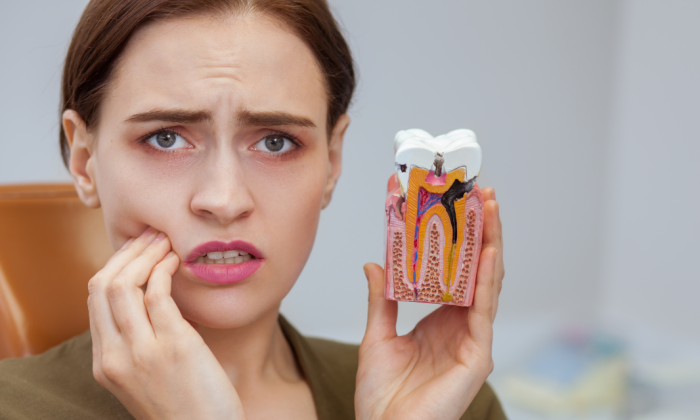 personne qui souffre d'une parodontite stade terminal