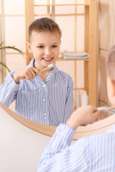 garçon face à un miroir