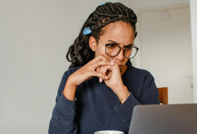 femme qui lit des avis négatifs