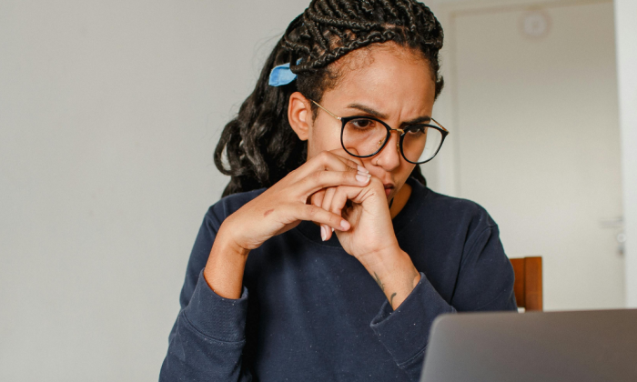 femme qui lit des avis négatifs