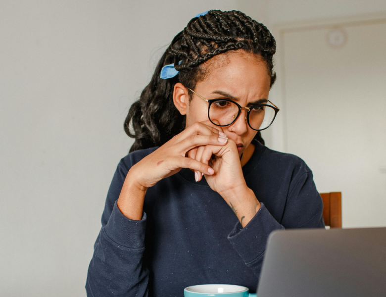 femme qui lit des avis négatifs