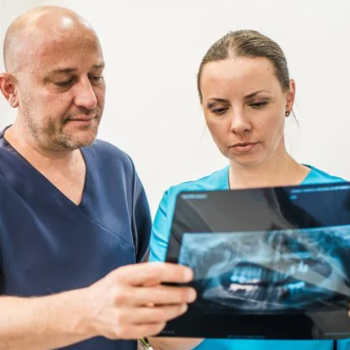 médecins experts en implantologie