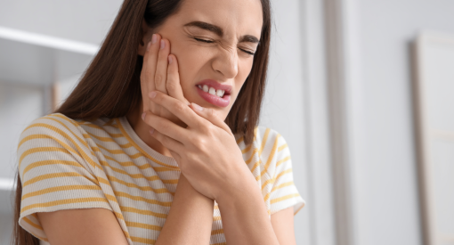 femme qui a mal aux dents