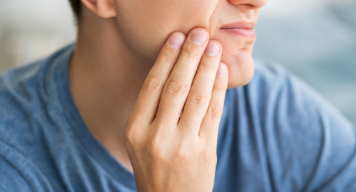 homme qui a mal aux dents
