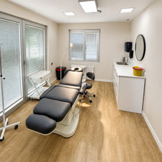 salle d'operation d'une clinique capillaire