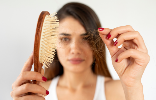 personne qui perd beaucoup ses cheveux et se demande si c'est de l'effluvium telogene