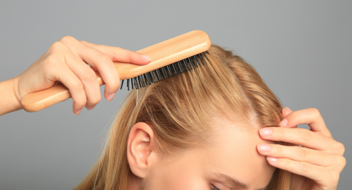 femme qui perd ces cheveux et pense à la greffe de cheveux